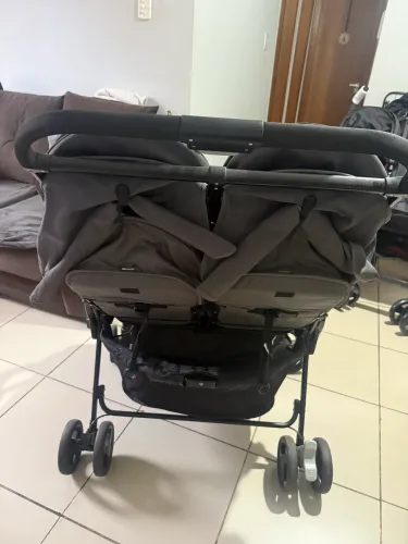 Carrinho de bebê gemelar