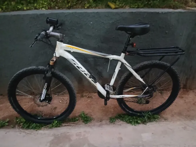 Vendo bicicleta aro 26 freio a disco manchas chimano quando de alumínio