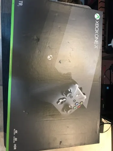 Xbox One X 1tb na caixa