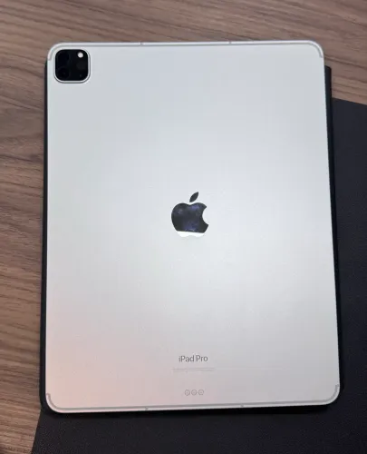 iPad Pro 12,9 (6ª Geração) com Magic KeyBoard