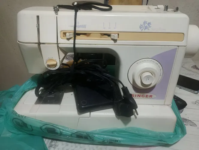 Máquina de costura antiga Singer preto a Porter