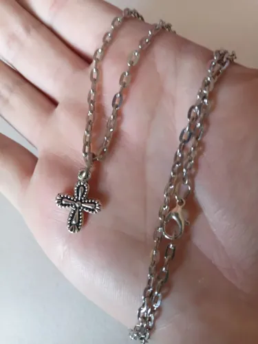 Crucifixo Flor em formato de cruz. NOVO. Aço com banho de ródio. 60 por 4 mm.