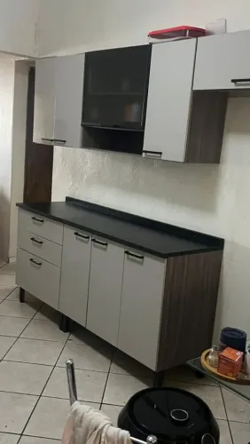 Armário de cozinha e mesa 4 cadeira