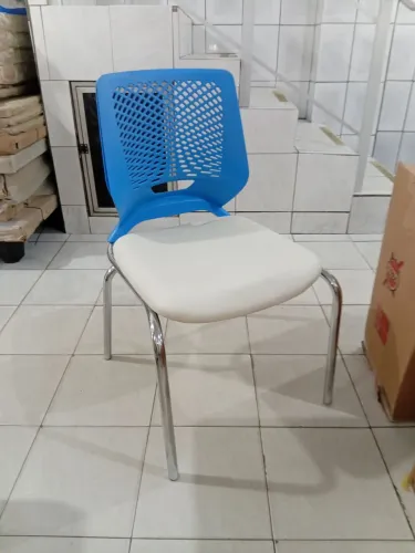 Cadeira fixa estofada 