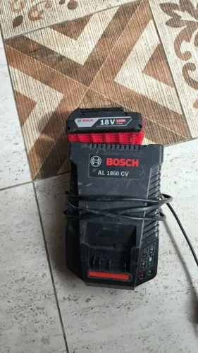Carregador furadeira Bosch AL1860 CV com uma bateria
