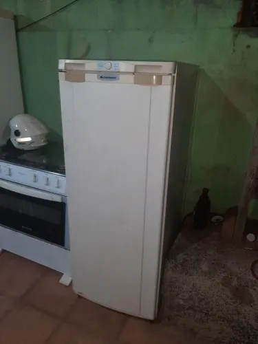 Vendo geladeira 220w