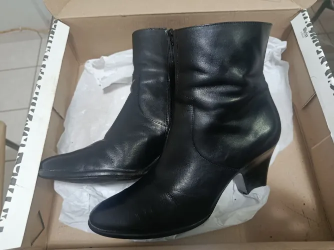 Vendo Bota Couro Via Spiga c numeração $35 Brasil. <br>Valor: $120,