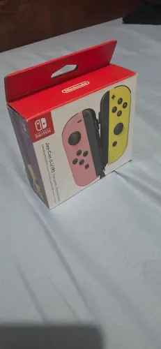 Par de Joy-Cons Originais Nintendo Switch - Rosa Pastel / Amarelo Pastel (Na Caixa)