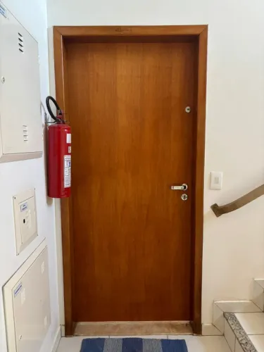 Envernizamento / Pintura de Porta de Madeira