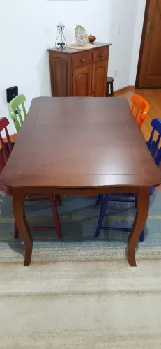 Mesa de jantar clássica em madeira maciça - 6 lugares