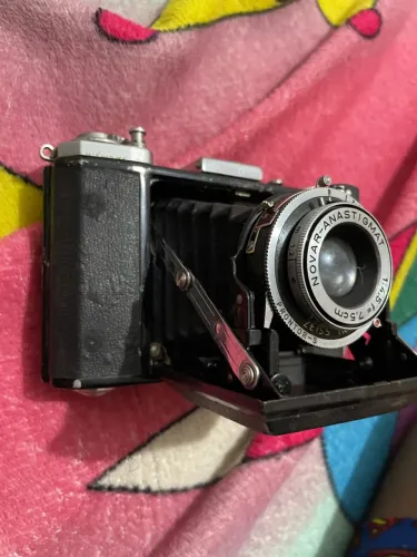 Esta câmera é uma Zeiss Ikon Nettar