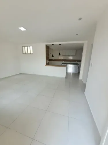 Apto novo, para locação, com 67 m² e 2 quartos, em Rocha Miranda - Rua dos Diamantes