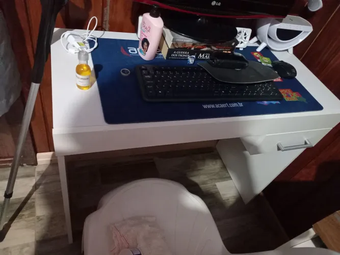 Vende _se uma escrivaninha