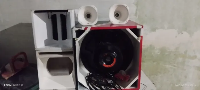 Vendo grave 18 polegadas JB original tocado perfeito aqui toca de verdade 