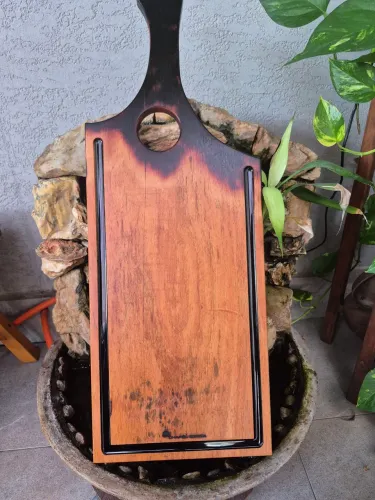 Tábua churrasco madeira nobre muiracatiara com resina epóxi 