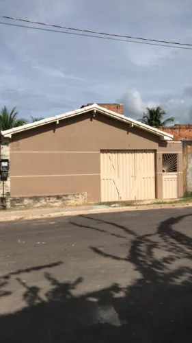 Ótima casa de fundos na FL.16, totalmente independente, com 2 quartos. Próxima a tudo.