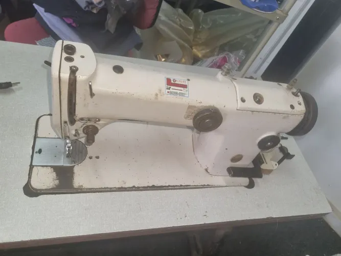 Máquina de costura reta