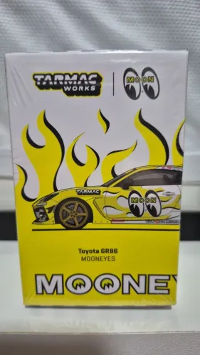 Miniatura Tarmac Works x MOONEYES Toyota GR86 - Edição Colecionável