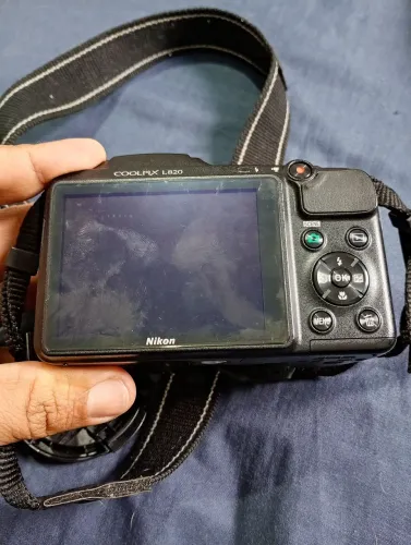 Câmera Nikon semi nova, pouquíssimo usada