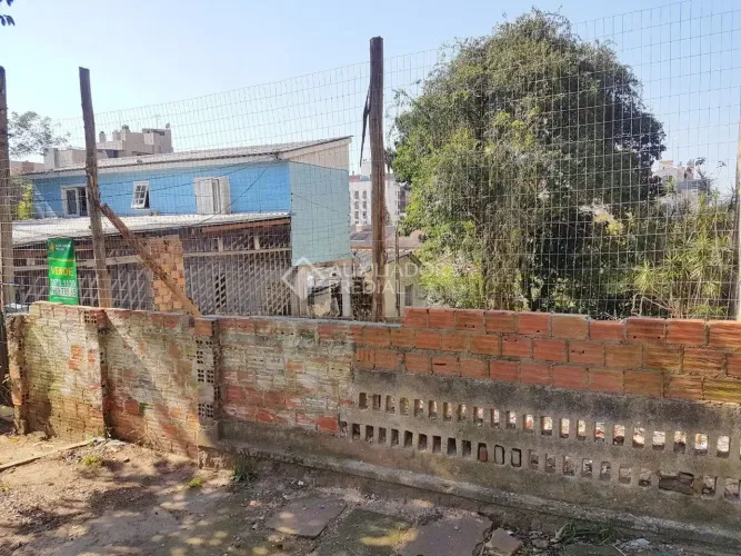 Excelente terreno medindo 9,90 m de frente por 42,60 de frente a fundos