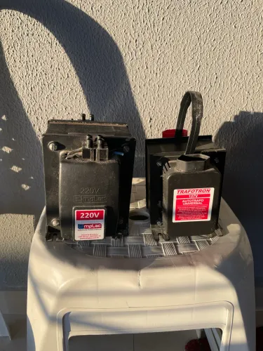 2 Transformadores de tensão 3000VA Bivolt 127V/220V.