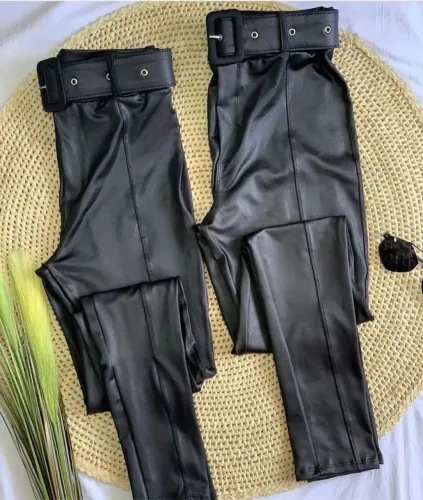 Calça Cintura Alta imitando Courino 