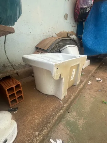 Tanque branco de louça com base