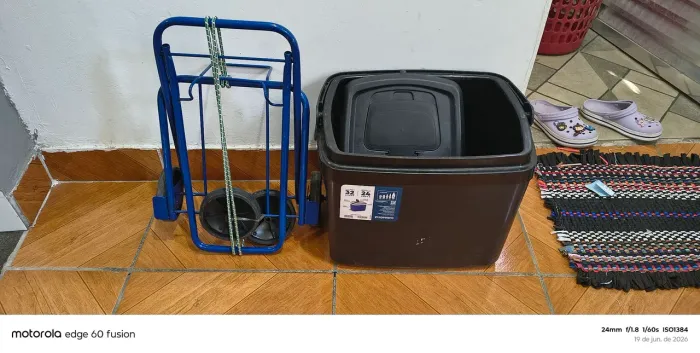 Carinho e caixa térmica de capacidade 32 litros
