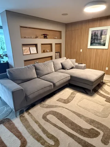 Sofá com Chaise - Moderno e Muito Confortável
