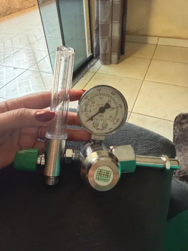 Regulador de oxigênio de pressão/ com manômetro e fluxometro