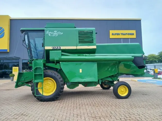 Colheitadeira John Deere 1175