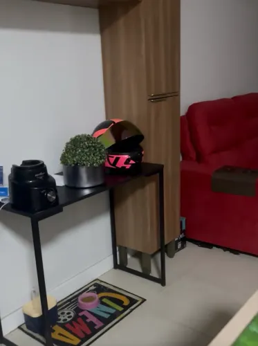 VENDO SOFÁ RETRÁTIL + ESCRIVANINHA COM CADEIRA PÉS PALITO 