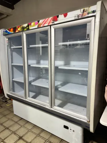 Expositor refrigerado 3 portas