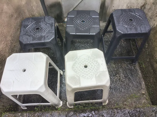 Vende-se 5 banquetas de plástico em excelente estado