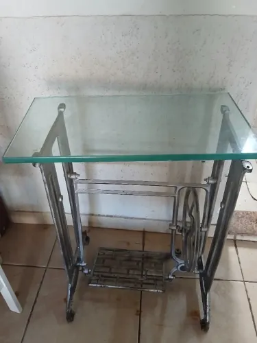 BASE MESA DE COSTURA FERRO FUNDIDO CLASSICA COR ALUMINIO COM TAMPO DE VIDRO