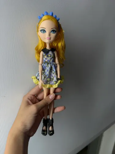Blondie Lockes da coleção Picnic Encantado (Enchanted Picnic) da linha Ever After High