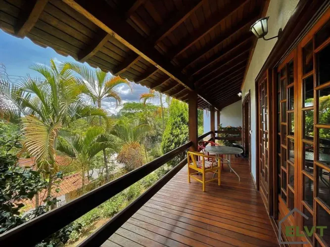 Casa de Condomínio na Granja Viana | 6 Quartos, Piscina e Quintal de 1661m²
