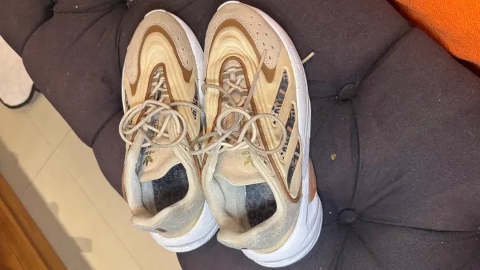 ADIDAS OZELIA