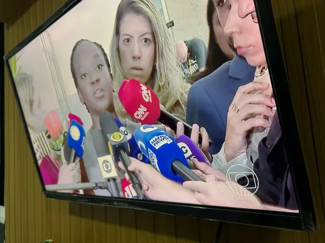 Tv 42 polegadas desapegando-se por 600