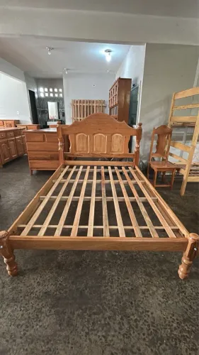 Cama de casal de madeira