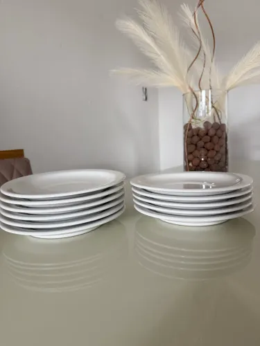 Pratos brancos/ Louças