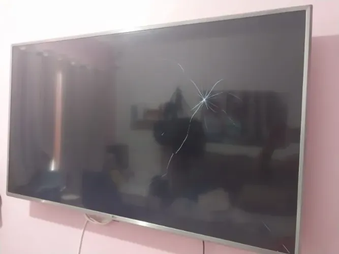 Smartv 50" LG 4K ( tela quebrada, boa as peças )