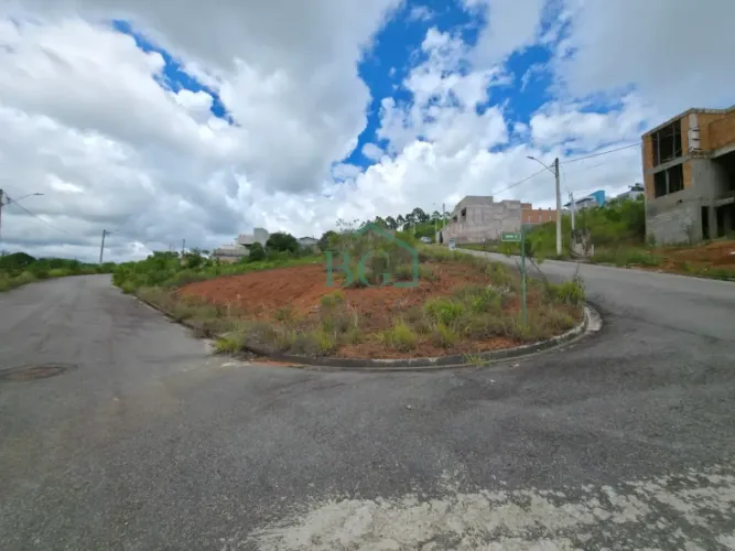 Excelente terreno de esquina á venda de 200m² no Jardim Imperial em Poços de Caldas MG.