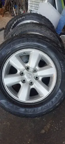 Vendo 4 aros original Hilux completo com pneus promoção 