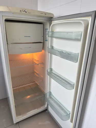 Geladeira Eletrolux RE 28 Super 240 litros