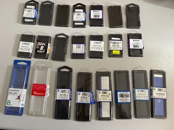 Lote com 50 caixinhas de memória de computador diversas Usado - leia