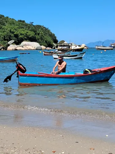 Caico de madeira com 2 remos e motor