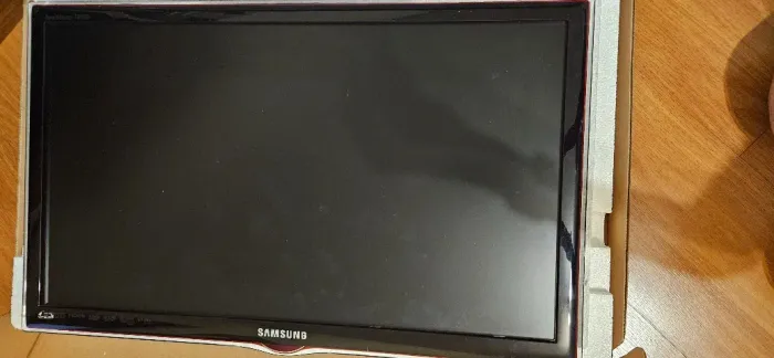 TV monitor, Samsung,24", preto, Full HD, com suporte para apoio, usado em perfeito estado.