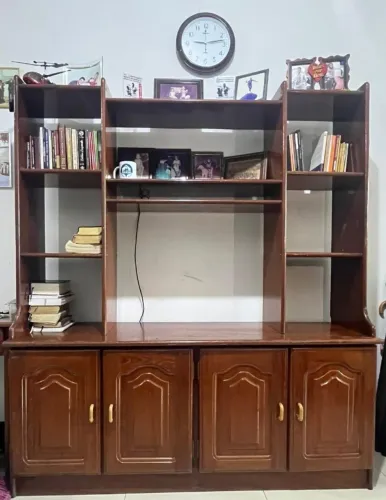Rack de madeira angelim na cor marrom