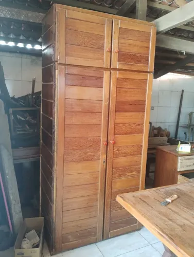 Guarda roupa de madeira pura